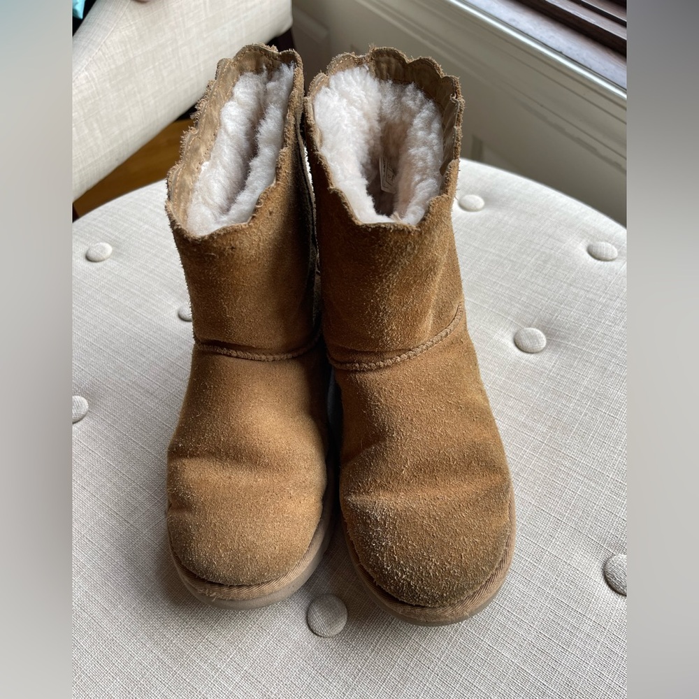 Girls Uggs size 4 in chestnut